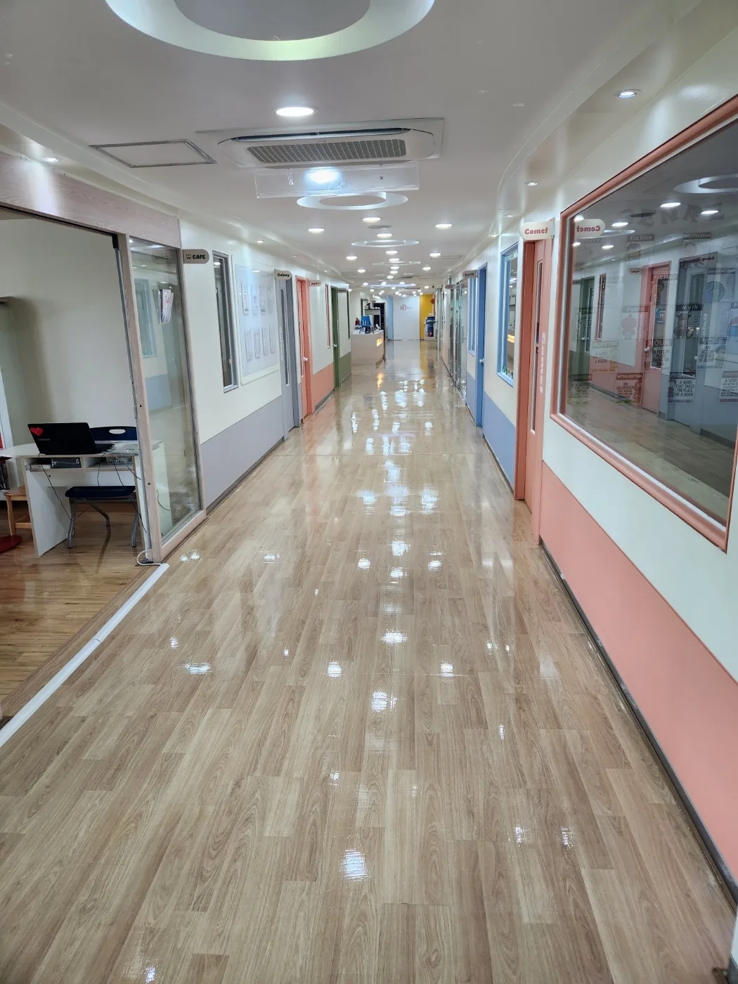 바닥 왁스코팅 작업 현장 2