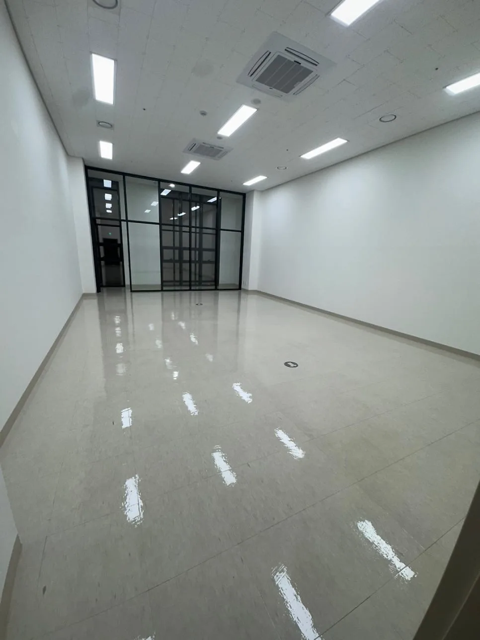 바닥 왁스코팅 작업 현장 6